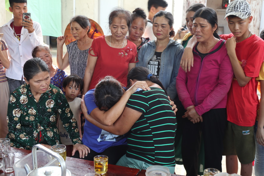 Chị Lê Thị Lan trong vòng tay các em và họ hàng