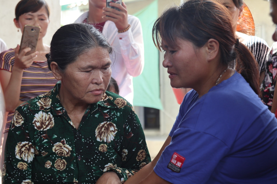 Chị Lê Thị Lan (ảnh phải) và mẹ là bà Nguyễn Thị Liên