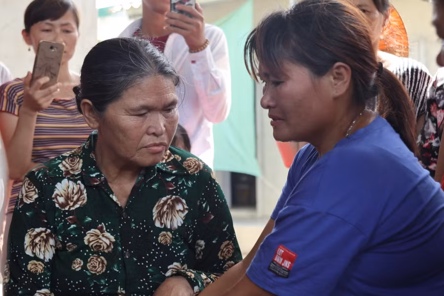 Chị Lê Thị Lan (ảnh phải) và mẹ là bà Nguyễn Thị Liên