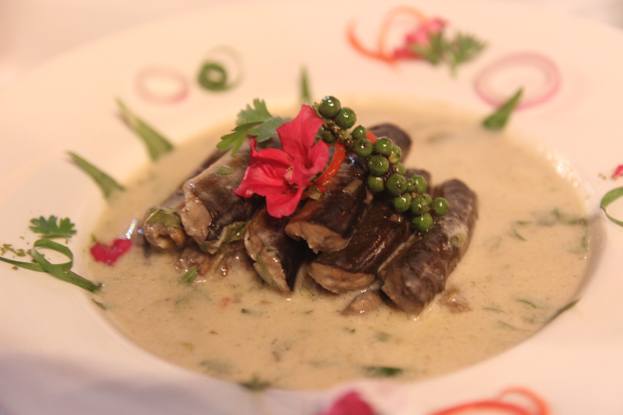 Món lươn với nước sốt và hạt tiêu xanh.