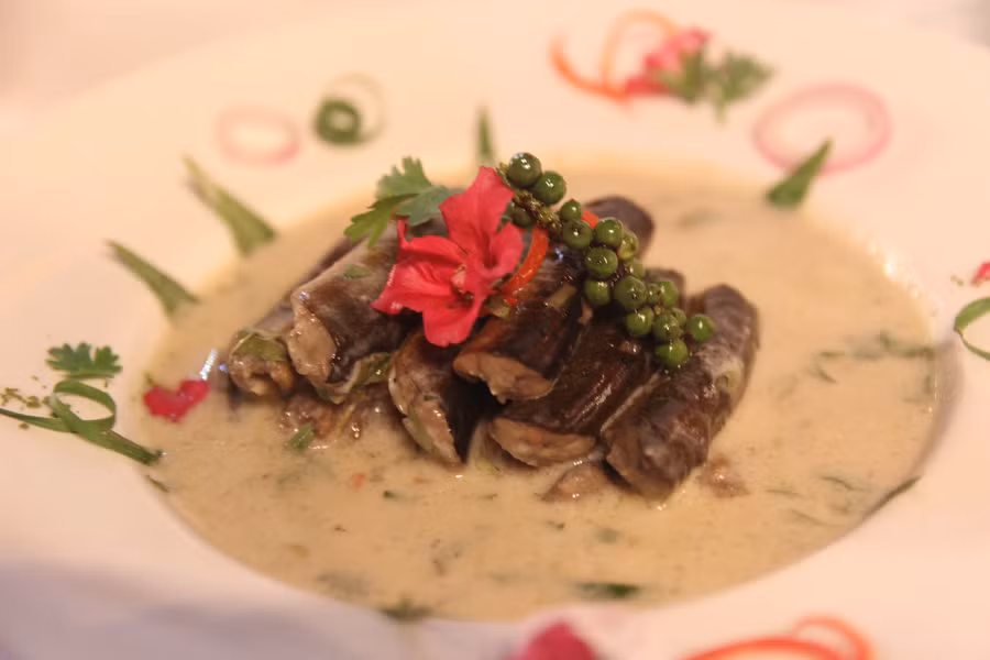 Món lươn với nước sốt và hạt tiêu xanh.