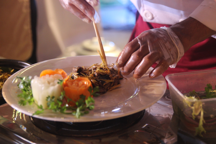 Các công đoạn chế biến tỉ mỉ, cầu kỳ.