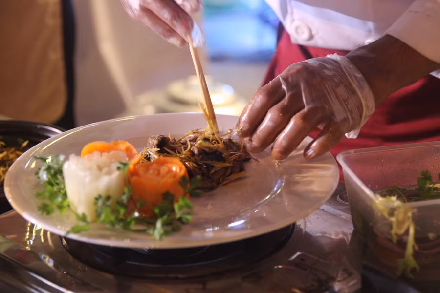 Các công đoạn chế biến tỉ mỉ, cầu kỳ.