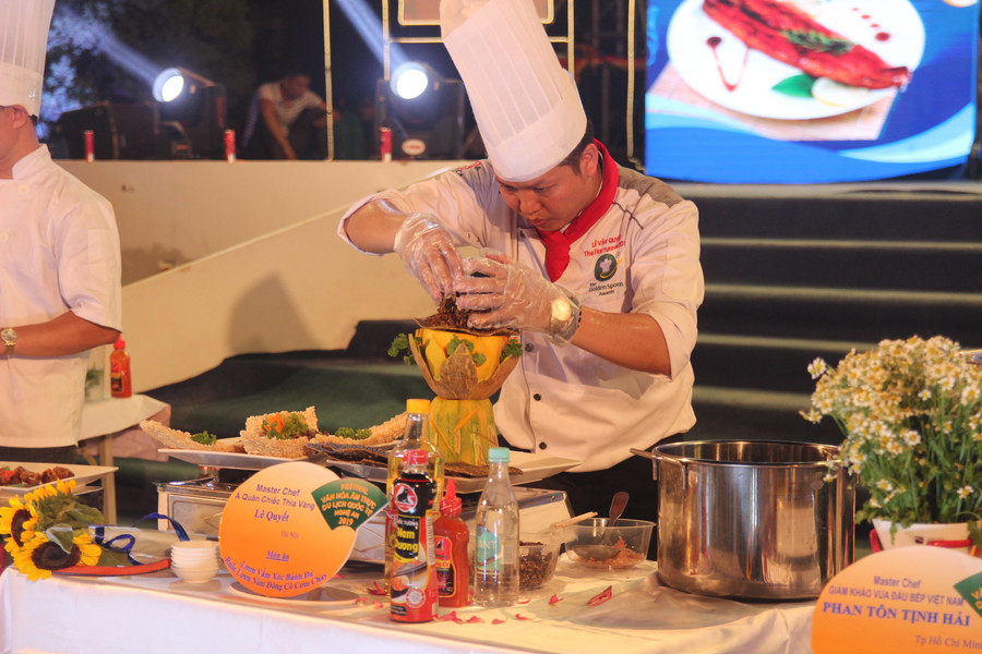 Đầu bếp say sưa với tác phẩm của mình.