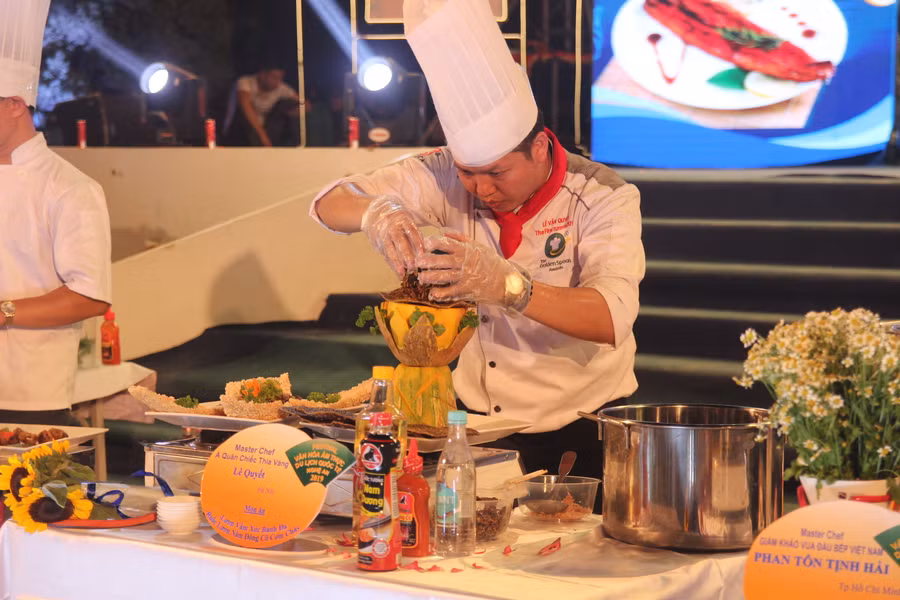 Đầu bếp say sưa với tác phẩm của mình.