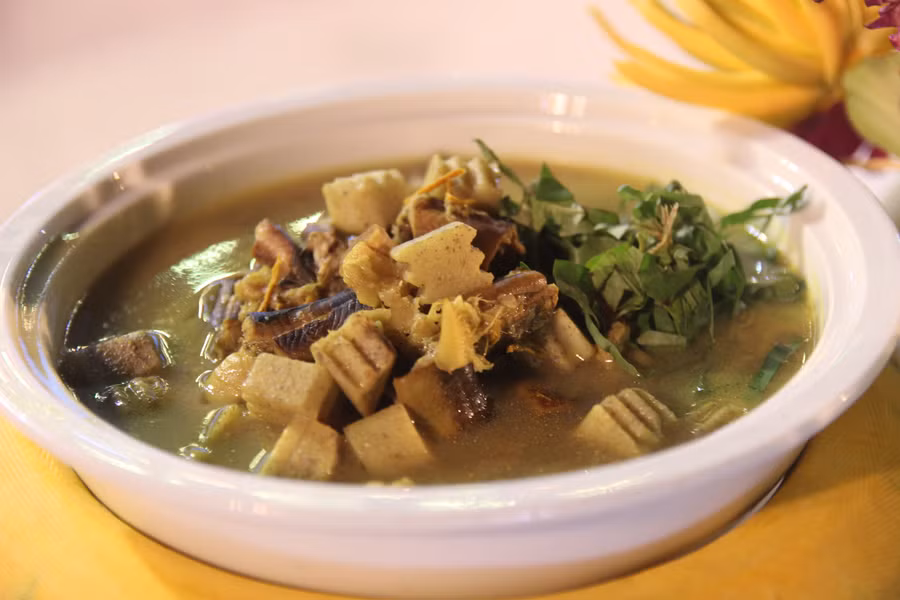 Lần đầu tiên, lươn đồng xứ Nghệ được chế biến thành nhiều món với nhiều loại gia vị.