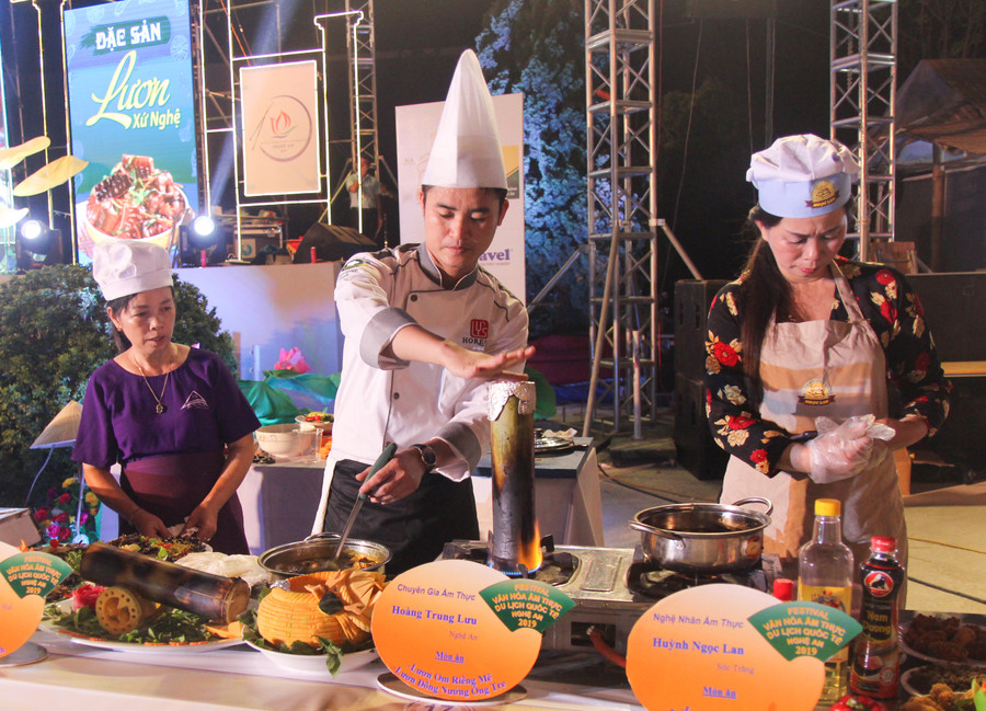 Có 25 đầu bếp cùng các chuyên gia ẩm thực trên cả nước về tham gia biểu diễn chế biến 50 món lươn.