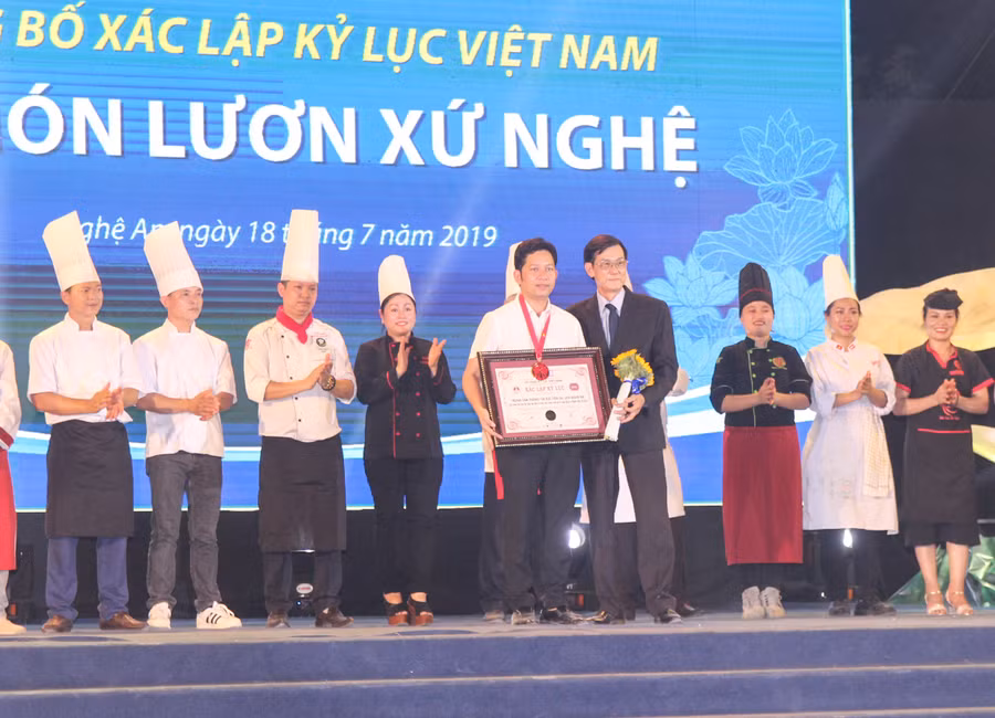 Đại diện tổ chức Kỷ lục Việt Nam trao bằng xác lập kỷ lục cho lãnh đạo Sở Du lịch Nghệ An.