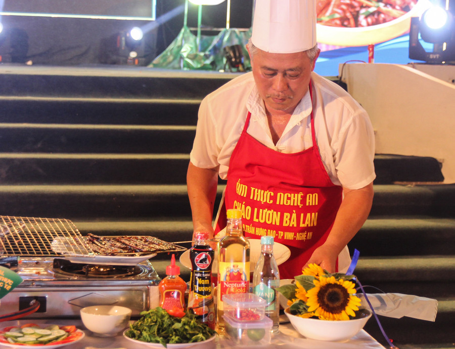 Đầu bếp chuẩn bị nguyên liệu chế biến món lươn.