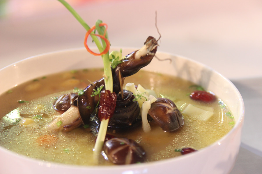 Món súp lươn được nấu và trang trí hấp dẫn.
