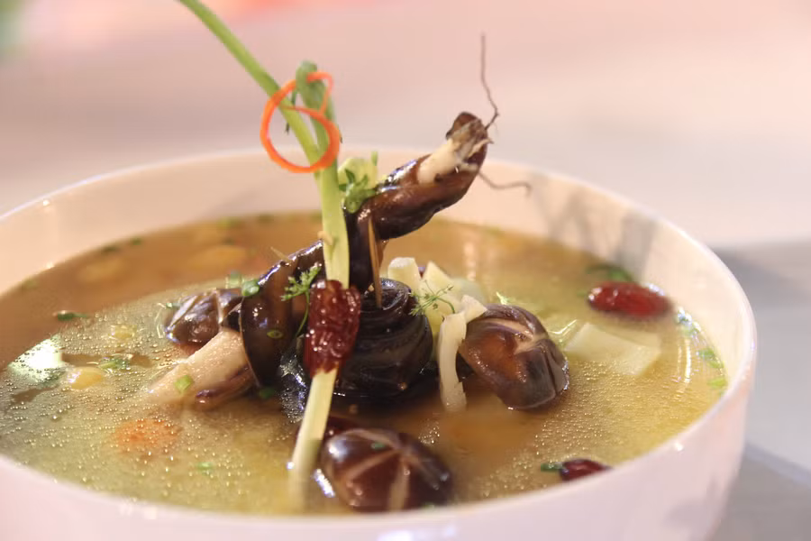 Món súp lươn được nấu và trang trí hấp dẫn.