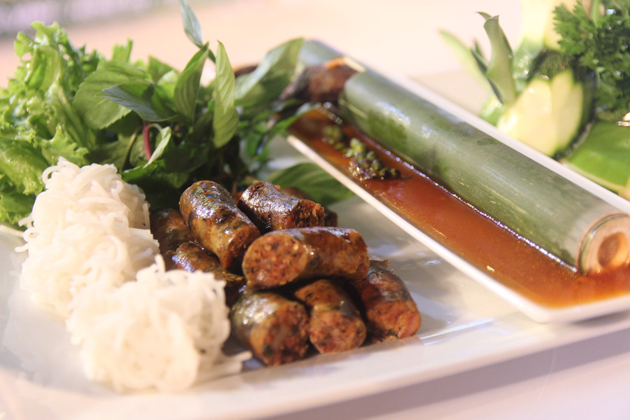 Một món lươn sau khi hoàn tất các công đoạn và gia vị ăn kèm.