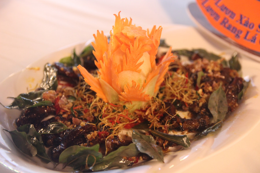 Không chỉ hấp dẫn về mùi vị, món lươn cũng được trang trí đẹp mắt.