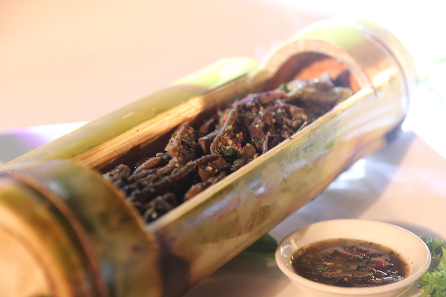 Món lươn nướng ống tre.