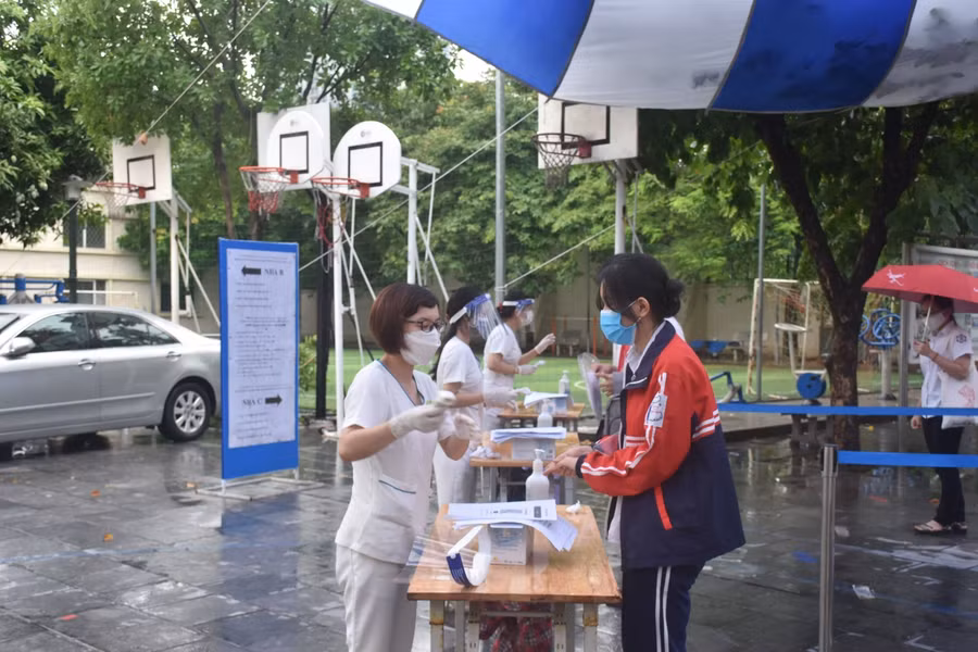 Từ hơn 6h, nhiều thí sinh tại Hà Nội đã có mặt tại các điểm trường chuẩn bị bước vào kỳ thi quan trọng.