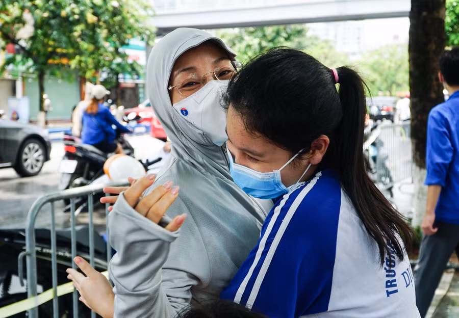 Nhiều thí sinh không giấu được cảm xúc ôm chặt lấy phụ huynh vì làm được bài trong sáng nay.