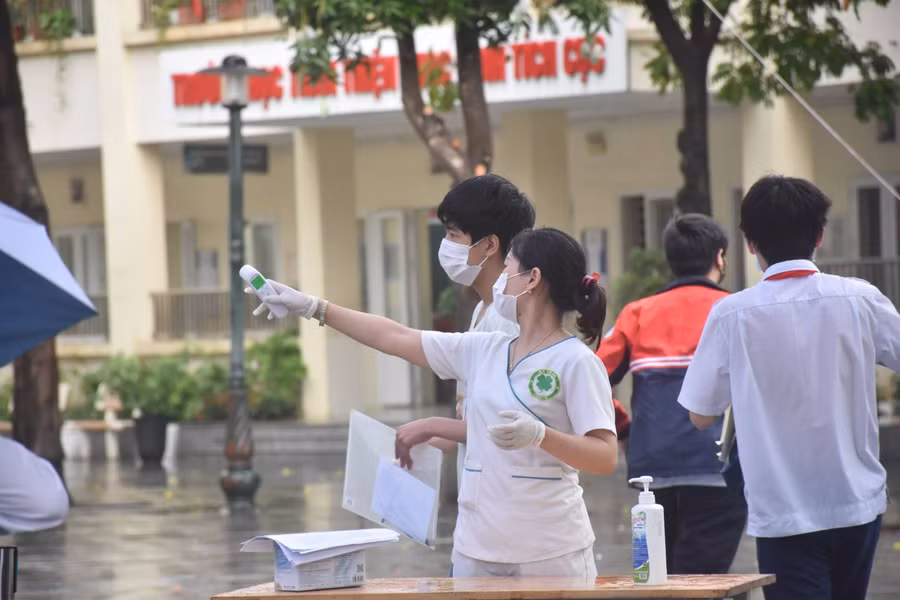 Việc đeo khẩu trang được các thí sinh thực hiện nghiêm túc.