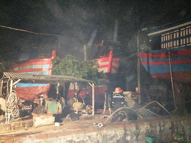 Lực lượng Cảnh sát PCCC tham gia dập lửa. Ảnh: Công an cung cấp.