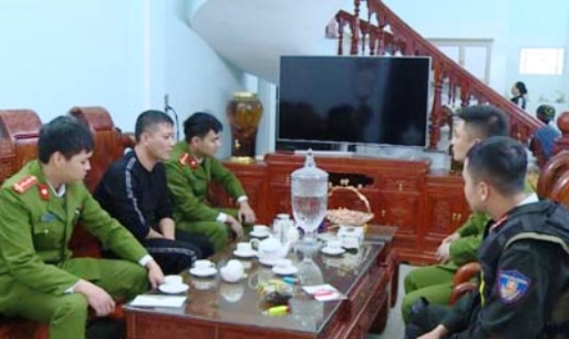 Lực lượng Công an khám xét nơi ở của Nguyễn Ngọc Tuyên. Ảnh: Công an cung cấp.