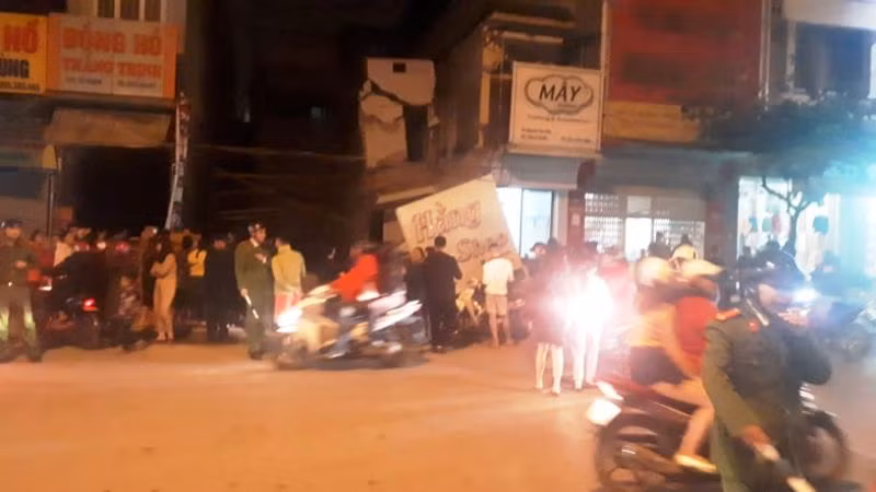 Công an TP. Thanh Hóa đang phần luồng giao thông sau khi căn nhà bị sập.