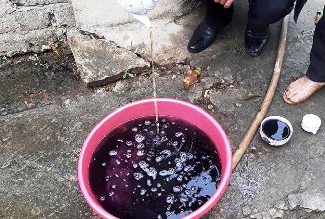 Nguồn nước giếng khoan ở xã Yên Thọ, huyện Yên Định (Thanh Hóa) bị đen xì khi đổ nước chè khô vào. Nguồn nước giếng khoan ở xã Yên Thọ, huyện Yên Định (Thanh Hóa) bị đen xì khi đổ nước chè khô vào.