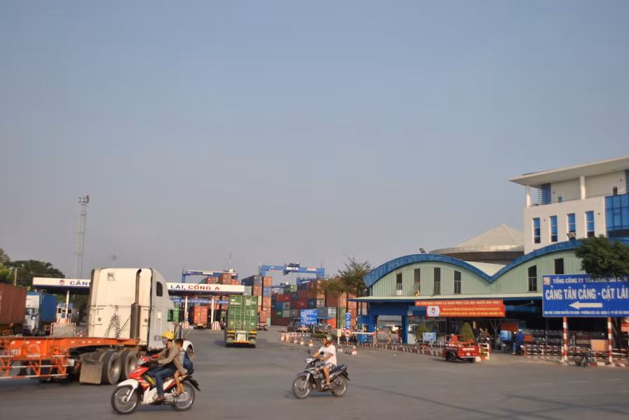 Hoạt động vận chuyển hàng hóa tại cảng Tân Cảng Cát Lái, TP Thủ Đức, TPHCM. (Ảnh: Lê Nam).