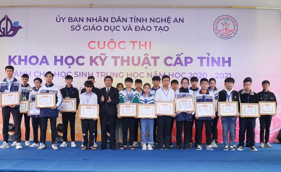 Ban tổ chức trao giấy khen cho các dự án đạt giải Nhì