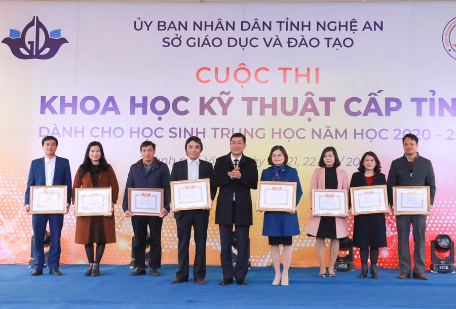 Khen thưởng 8 đơn vị có thành tích xuất sắc tại cuộc thi KHKT tỉnh Nghệ An