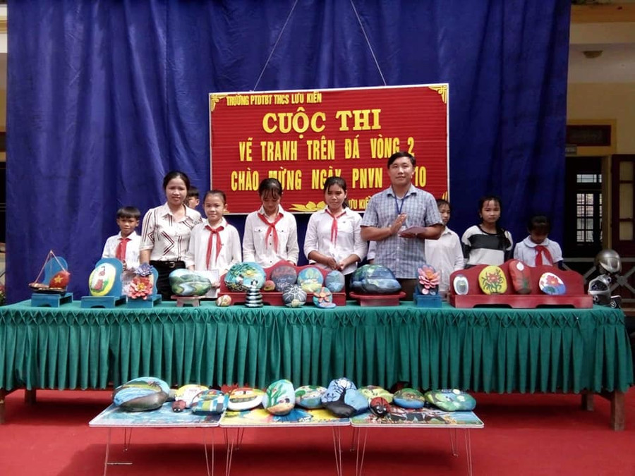 Trao thưởng cho các học sinh đạt giải vẽ đẹp Trao thưởng cho các học sinh đạt giải vẽ đẹp