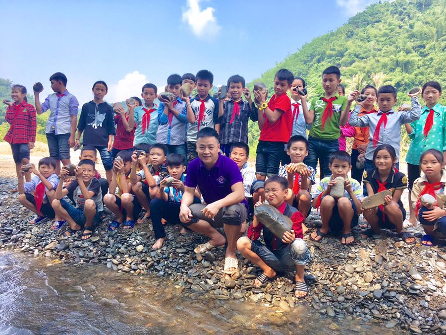 Thầy Dũng và các em học sinh đi trải nghiệm tìm đá để thi vẽ Thầy Dũng và các em học sinh đi trải nghiệm tìm đá để thi vẽ