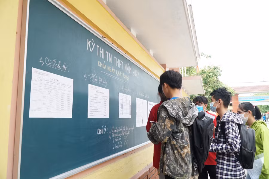 Mặc dù thời tiết nắng nóng, nhưng thí sinh đã đến sớm để làm thủ tục dự thi theo quy định.