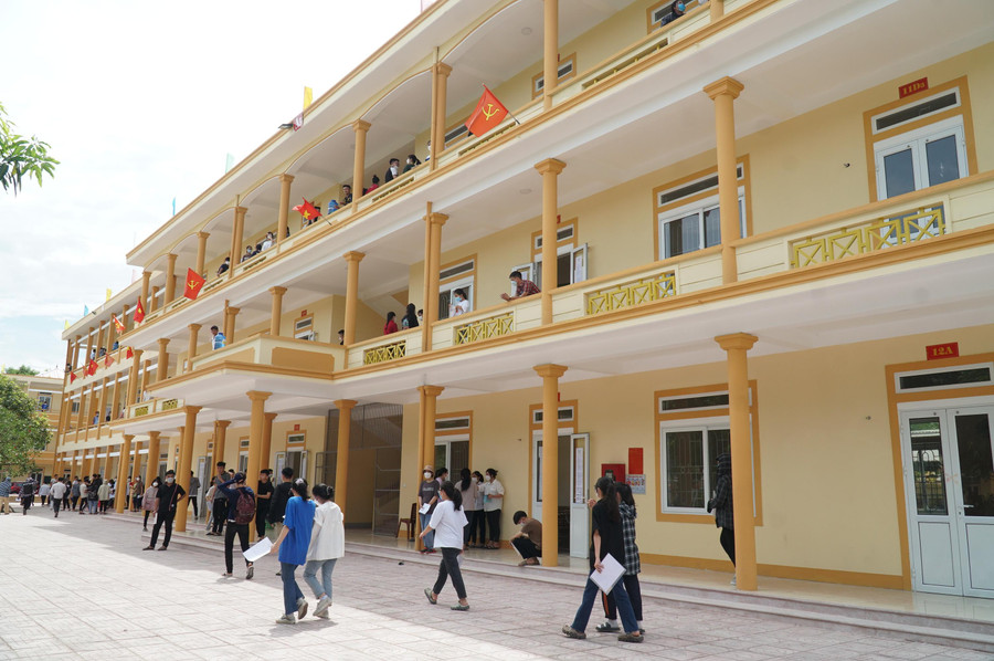 Điểm thi Trường THPT Nguyễn Duy Trinh có gần 700 thí sinh đăng ký dự thi, gồm học sinh của trường, Trung tâm GDTX huyện Nghi Lộc (Nghệ An) và thí sinh tự do. Điểm thi Trường THPT Nguyễn Duy Trinh có gần 700 thí sinh đăng ký dự thi, gồm học sinh của trường, Trung tâm GDTX huyện Nghi Lộc (Nghệ An) và thí sinh tự do.