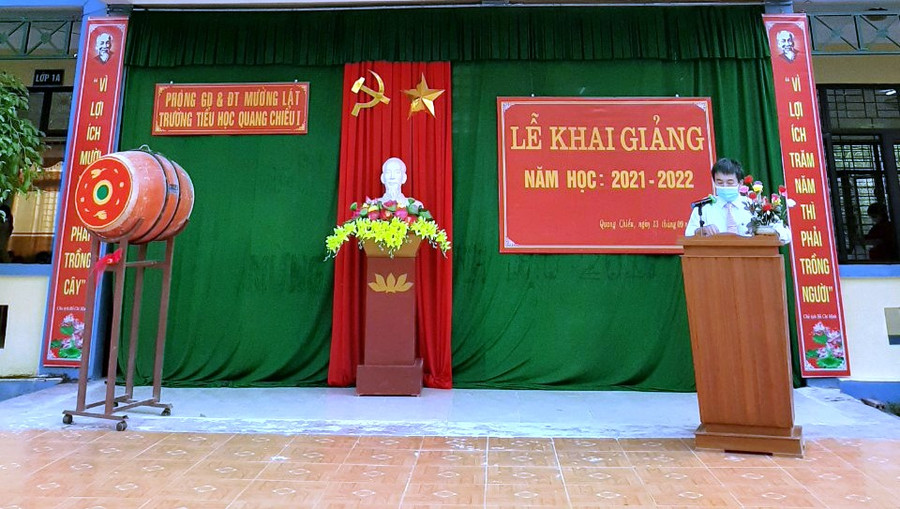Thầy Phạm Đăng Dung - Hiệu trưởng Trường Tiểu học Quang Chiểu 1, đọc diễn văn khai giảng qua hệ thống loa phóng thanh của trường.