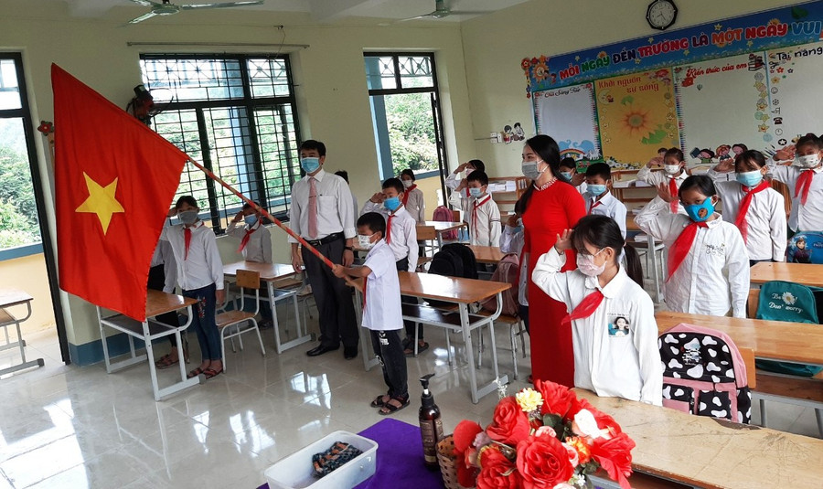 Thực hiện nghi lễ chào cờ trong lớp học.