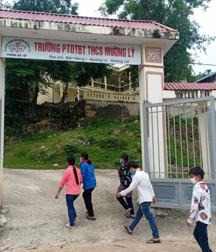 Học sinh Trường PTDTBT-THCS Mường Lý đến trường rất sớm.