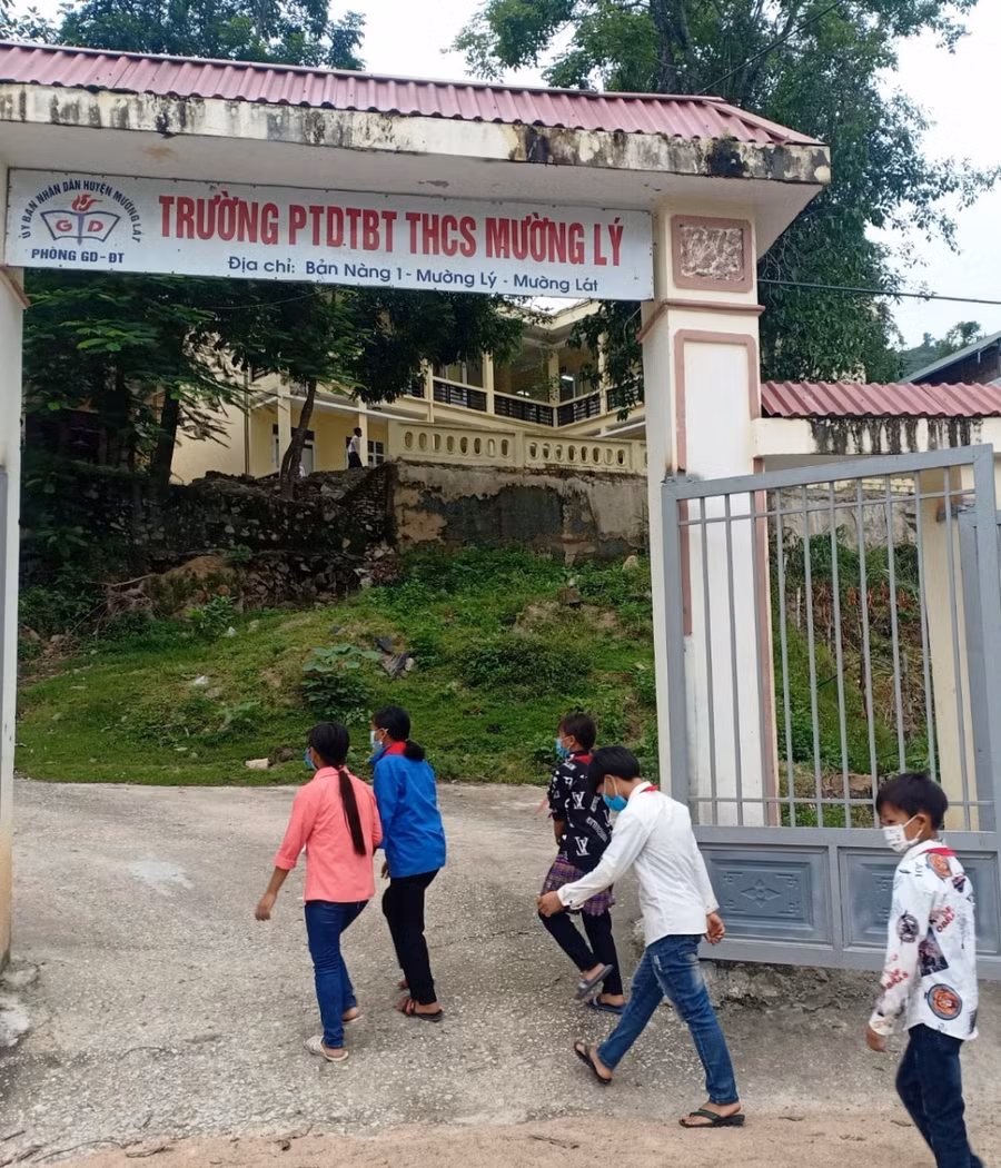 Học sinh Trường PTDTBT-THCS Mường Lý đến trường rất sớm.