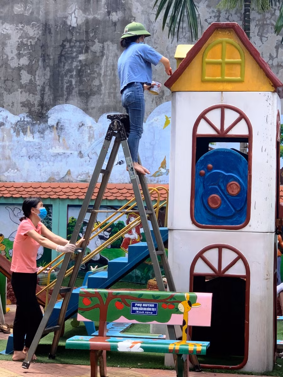 Giáo viên Trường Mầm non Đông Thọ B, TP Thanh Hóa chuẩn bị để đón trẻ.