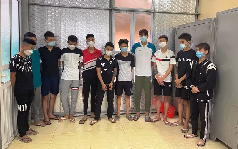 Nhóm 11 nghi phạm trong vụ giết người, gây rối TTCC bị bắt giữ. Ảnh: Công an Thanh Hóa cung cấp.