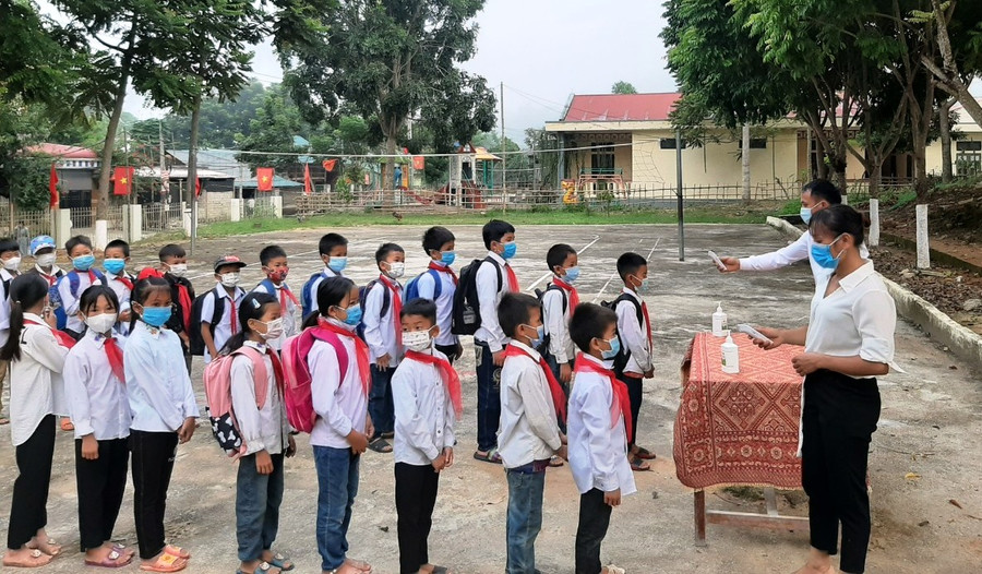 Kiểm tra thân nhiệt cho học trò.