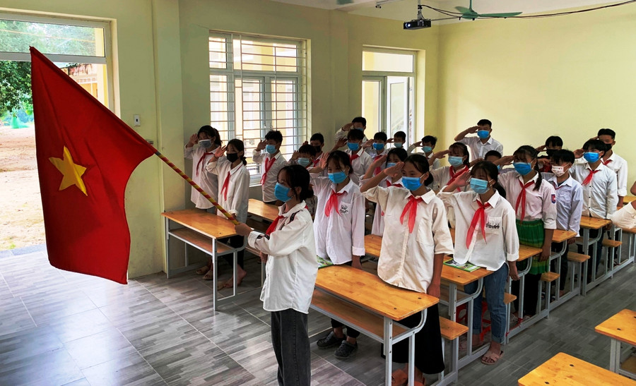 Thầy và trò Trường PTDTBT-THCS Mường Lý thực hiện nghi thức chào cơ trong lớp học.