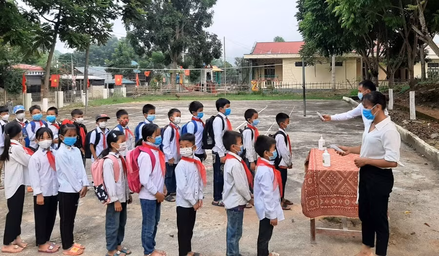 Kiểm tra thân nhiệt cho học trò.