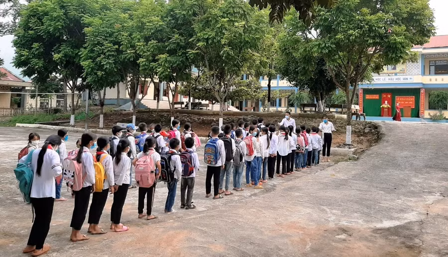 Học sinh Trường Tiểu học Quang Chiểu I xếp hàng chờ kiểm tra thân nhiệt trước khi vào lớp.