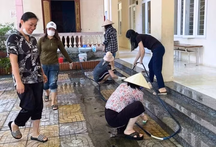 Giáo viên Trường Tiểu học Đông Vệ 1, TP Thanh Hóa dọn vệ sinh khuôn viên trường....