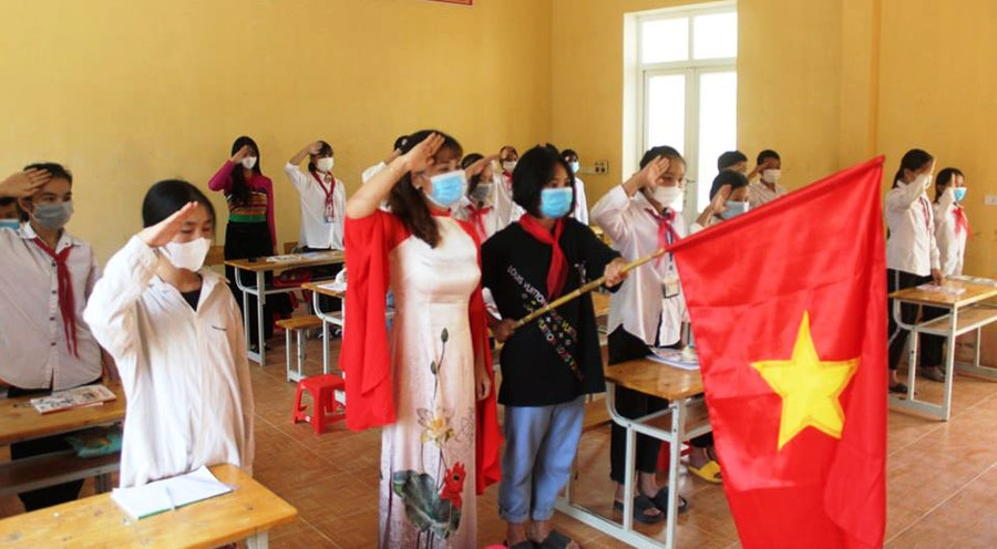 Cô và trò Trường THCS Mường Chanh trong buổi chào cơ khai giảng năm học mới.