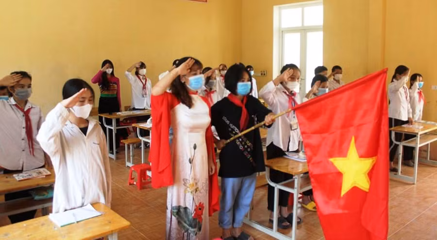 Cô và trò Trường THCS Mường Chanh trong buổi chào cơ khai giảng năm học mới.