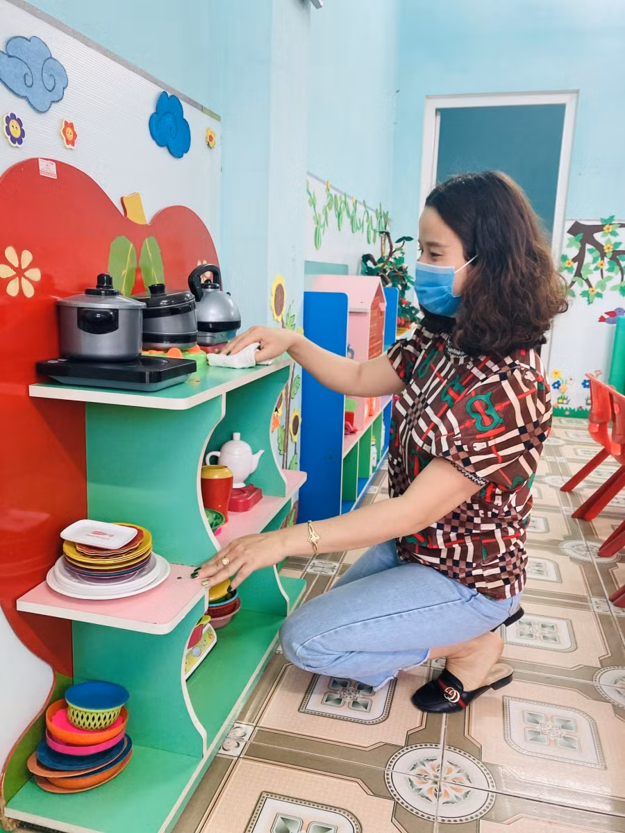 Cô giáo Trường Mầm non Đông Thọ B, TP Thanh Hóa vệ sinh đồ dùng cho trẻ.