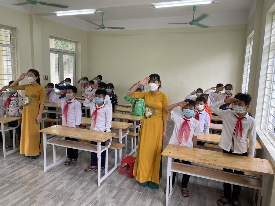 Cô giáo và học sinh Trường PTDTBT-THCS Mường Lý.
