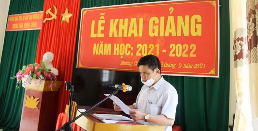 Thầy giáo Trần Văn Liêm - Hiệu trưởng Trường THCS Mường Chanh đọc diễn văn khai giảng năm học qua hệ thống loa phóng thanh của nhà trường.