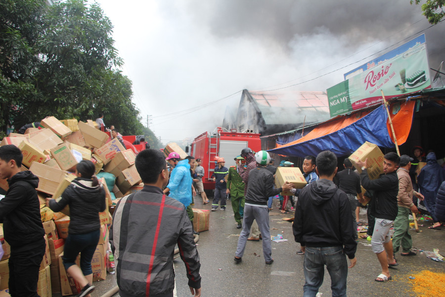 Vụ cháy xảy ra tại kho hàng rộng hơn 2.000m2 khu vực sau chợ Vinh