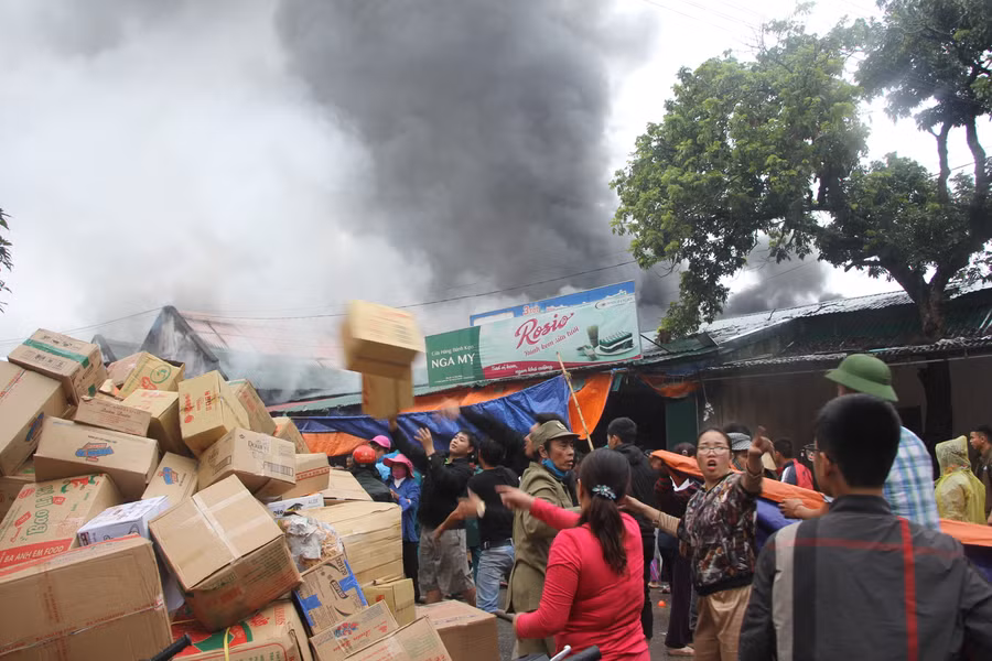 Cháy kho hàng sau chợ Vinh gây thiệt hại ban đầu hơn 6 tỷ đồng